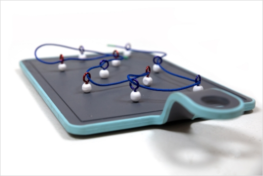 Πέρασμα κορδονιού με ακρίβεια μέσα από μεταλλικούς κρίκους ακολουθώντας τυχαία διαδρομή.