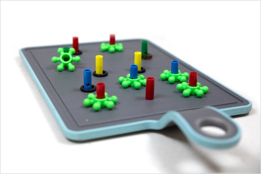 Τοποθέτηση των ειδικών αντικειμένων στους έγχρωμούς κυλινδρικούς σωλήνες.